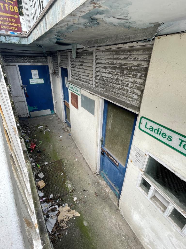 Lot: 51 - FREEHOLD FORMER TOILET BLOCK AND LAND IN TOWN CENTRE - Toilet block entrance
